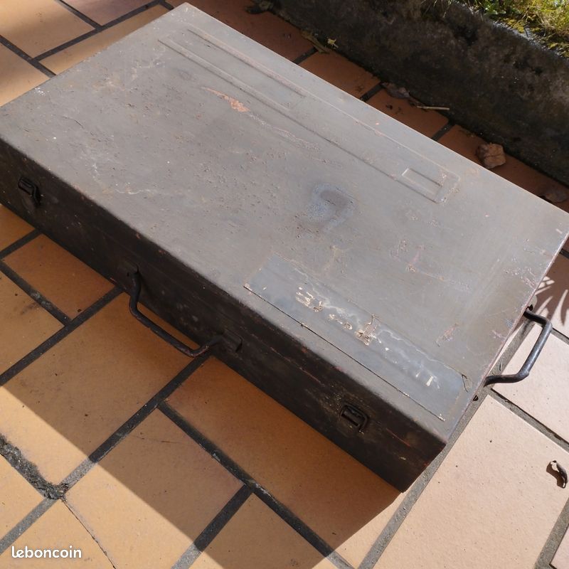 Valise en métal (image 1)