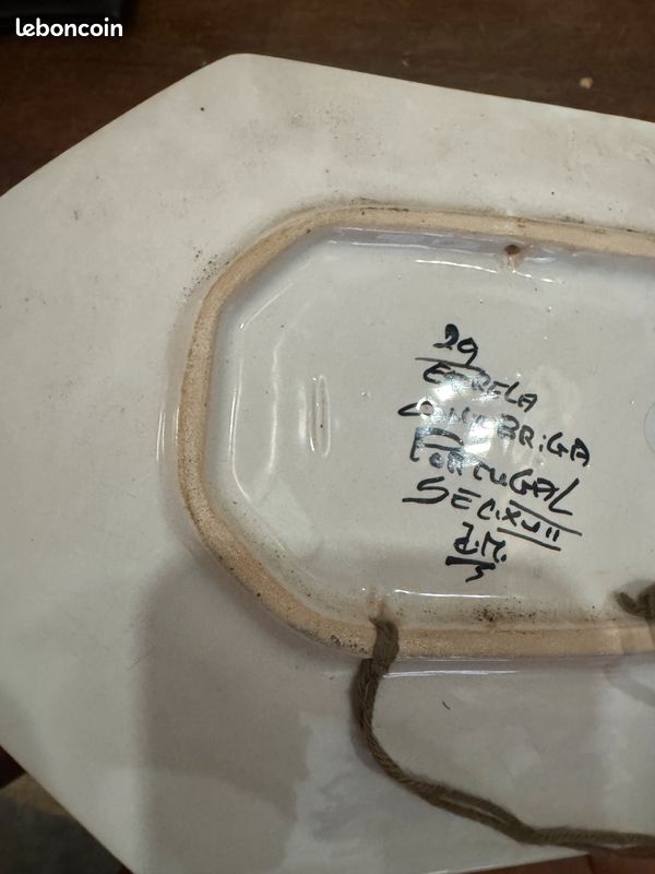 Plat de service portugais en faïence, bords chanfreinés, peint à la main dans le style du XVIIe siècle (image 6)