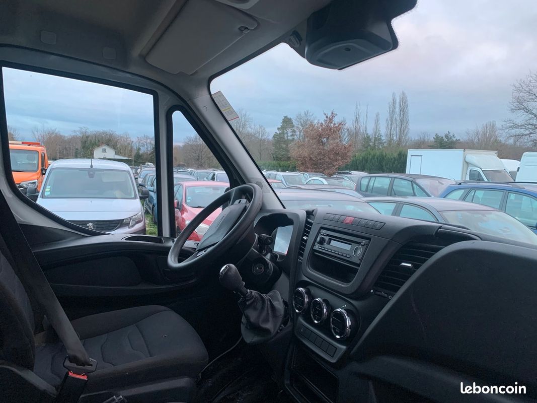 Iveco Daily 35C16 160cv 20m2 AVEC HAYON ELECTRIQUE VENDU 26990e REVISE avec GARANTIE (image 3)