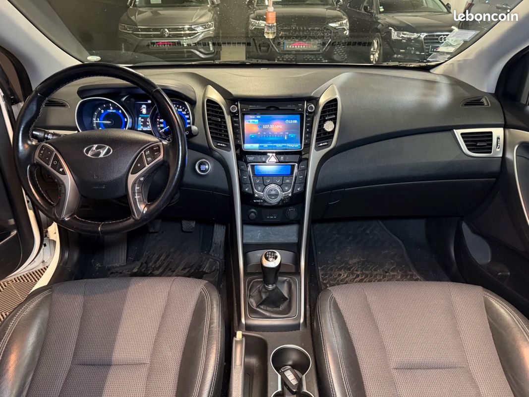 HYUNDAI i30 1.6 CRDi 128 Pack Premium TOIT OUVRANT / SIEGES CHAUFFANTS (image 15)