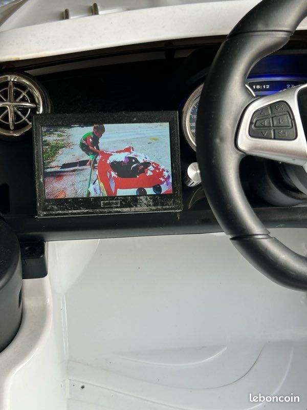 Voiture électrique enfant Mercedes à pédales(avec télécommande) (image 4)