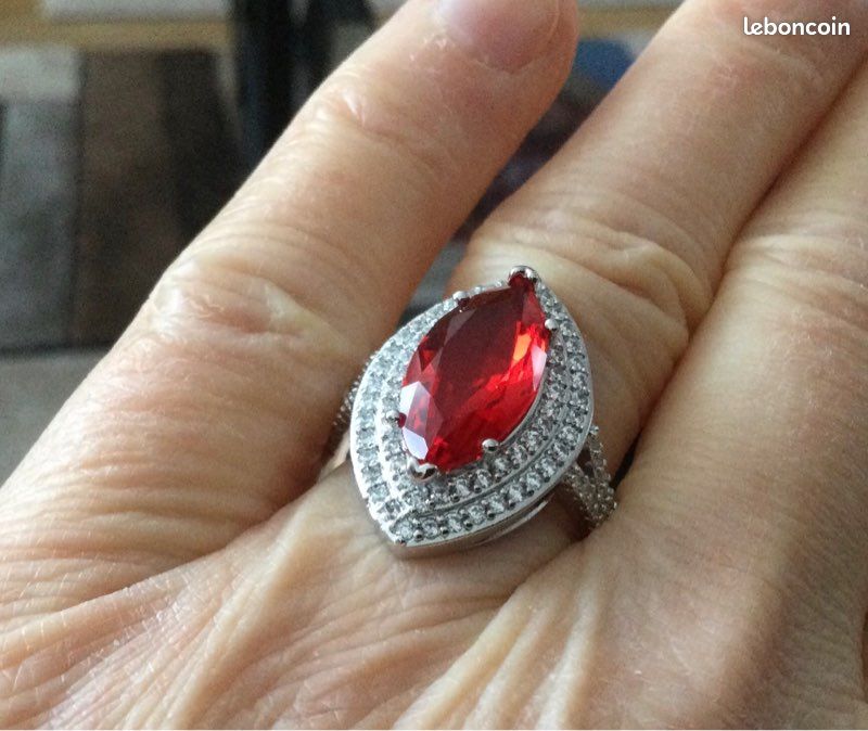 Belle bague pierre en verre rouge taillée marquise - Montres & Bijoux