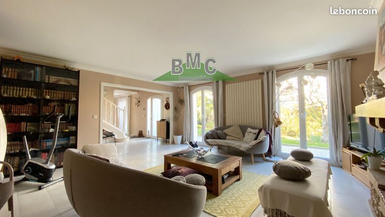 https://img.leboncoin.fr/api/v1/lbcpb1/images/b1/ab/d7/b1abd72861b517cba603b33c6f37a6ee45a15b54.jpg?rule=ad-image