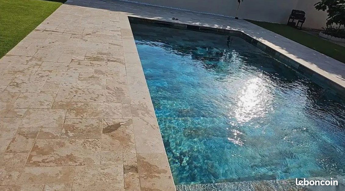 Margelles de piscine en pierre naturelle, stock Saint-Étienne — livraison possible (image 1)