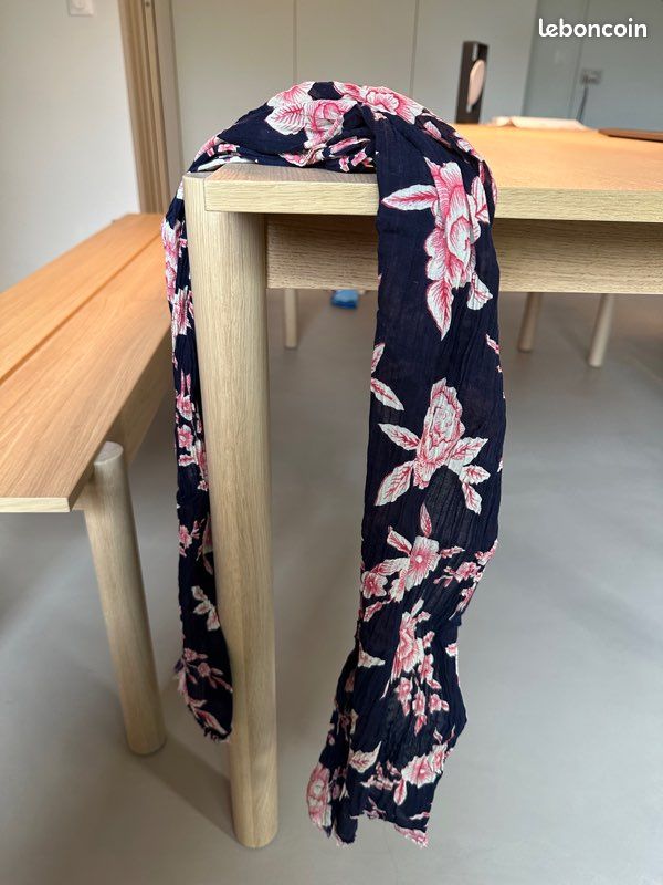 Foulard Motif Fleurs Bleu Marine Rose TB Etat (image 4)