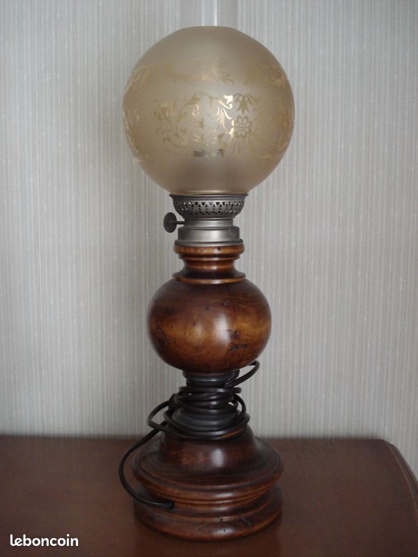 Lampe à pétrole électrique avec pied en bois et globe en verre gravé (image 3)
