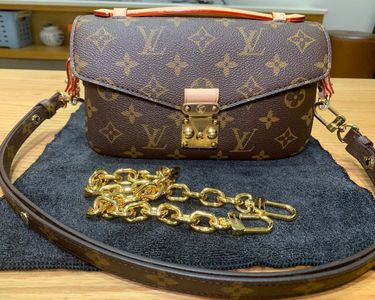 Bonnet, bob, béret Louis Vuitton d'occasion - Annonces accessoires et  bagagerie leboncoin