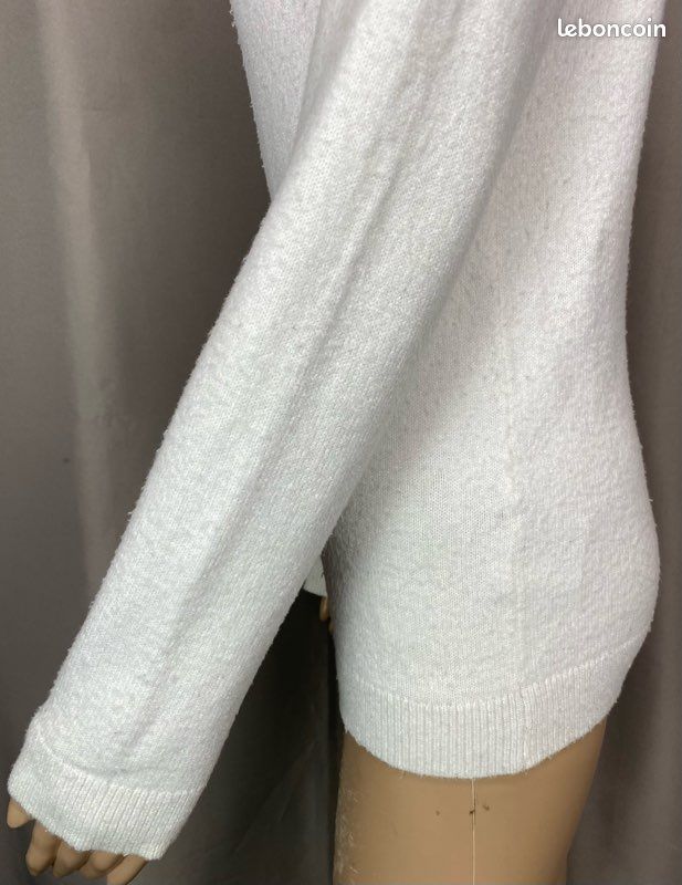 Pull manches longues en maille douce, col côtelé retombant à strass et coupe droite (image 10)