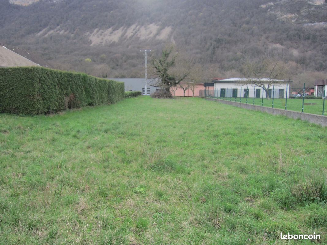 Terrain 666m2 - TORCIEU · 94 000 €