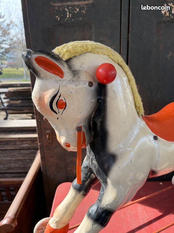 Ancien cheval sur roulettes - Décoration
