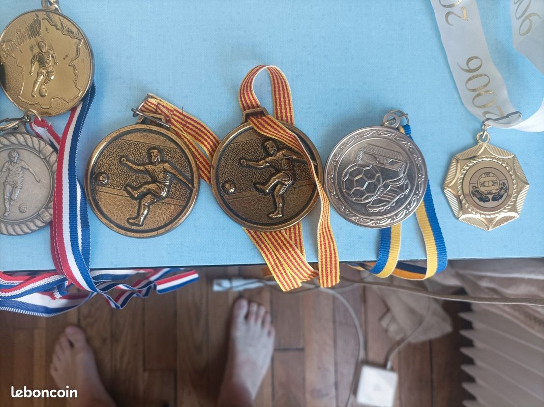 Lot de 3 médailles sportives (football / athlétisme) - Collection
