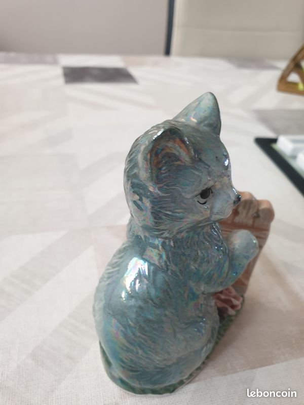 Petite figurine en céramique représentant un chat assis à côté d'une barrière (image 4)