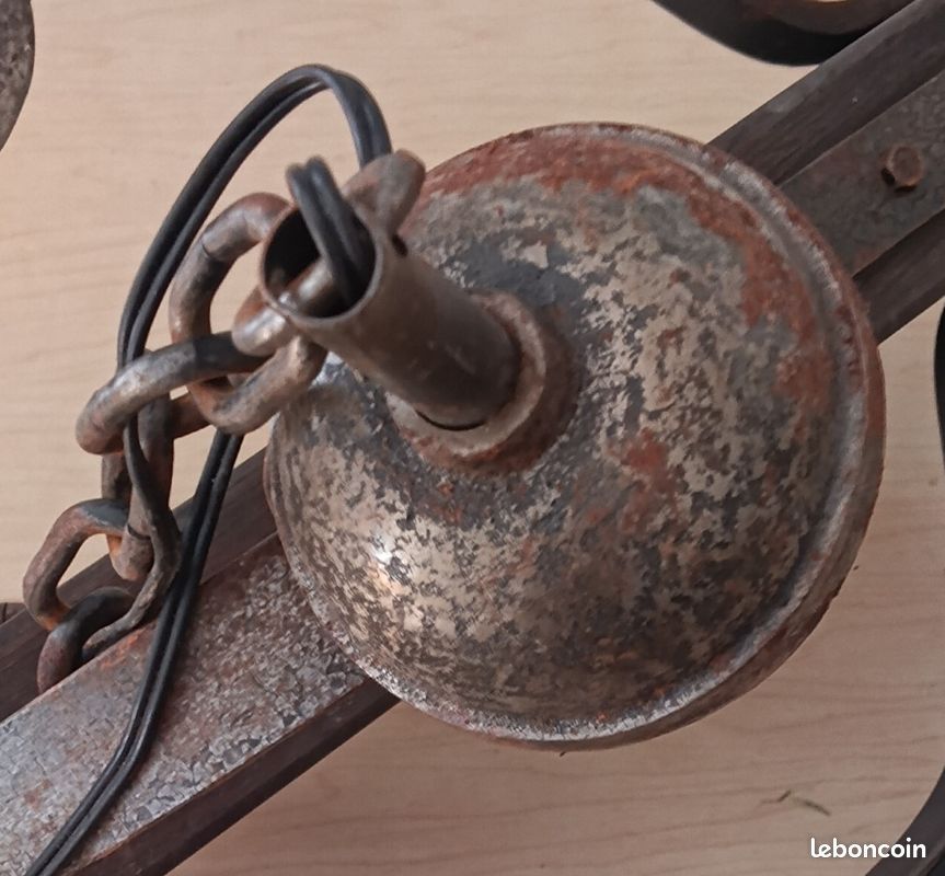 Lustre de style médiéval en bois et fer forgé (image 3)