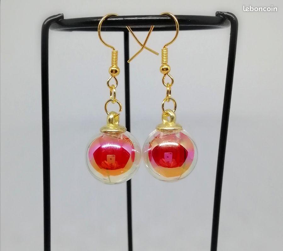 Boucles d'oreilles boules transparentes irisées de rouge (image 4)