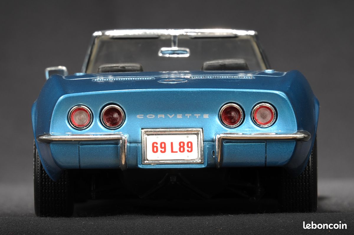 Miniature américaine 1/18 corvette 1969 convertible 1/18 revell 