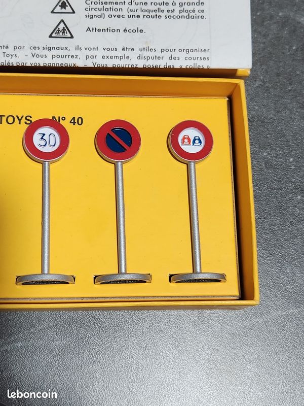 DINKY TOYS F n° 40 coffret panneaux signalisation routière ville en
