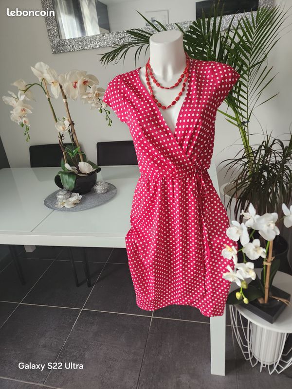 Vêtements Robe Portefeuille Rouge Ã Pois Une Robe Rouge à Pois