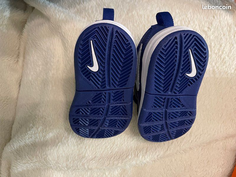 Chaussure nike neuf taille 19.5 (image 2)