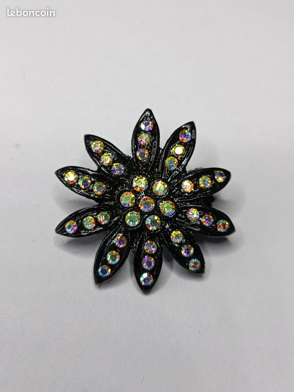 Broche vintage en forme de fleur avec verre incrusté et strass en vente B2B pour votre magasin