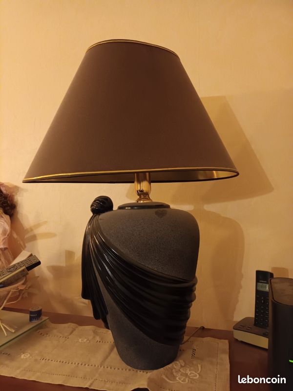 Lampe de salon à abat jour noir (image 1)