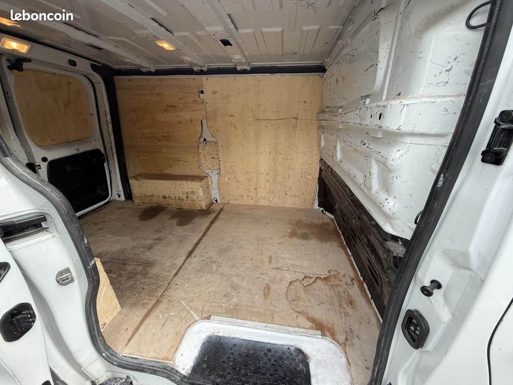 RENAULT TRAFIC L1H1 2800 Kg 2.0 Blue dCi - 130 Fourgon Confort TVA RECUPERABLE + CLIM (image 12)