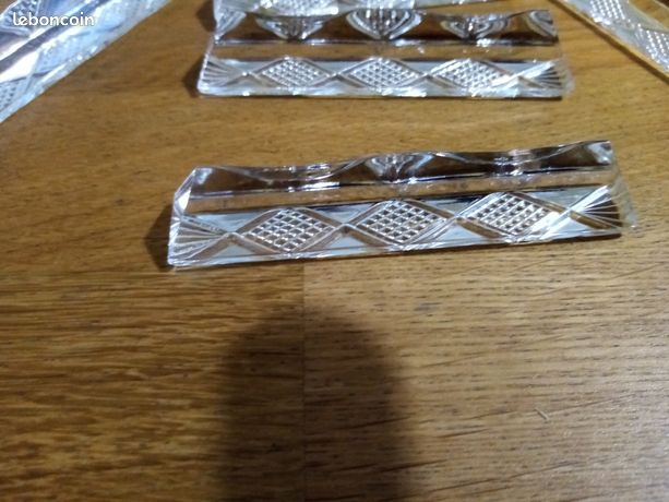 Coffret de 12 porte-couteaux cristal de Bohême, parallélépipèdes, 1 face ciselée - Arts de la table