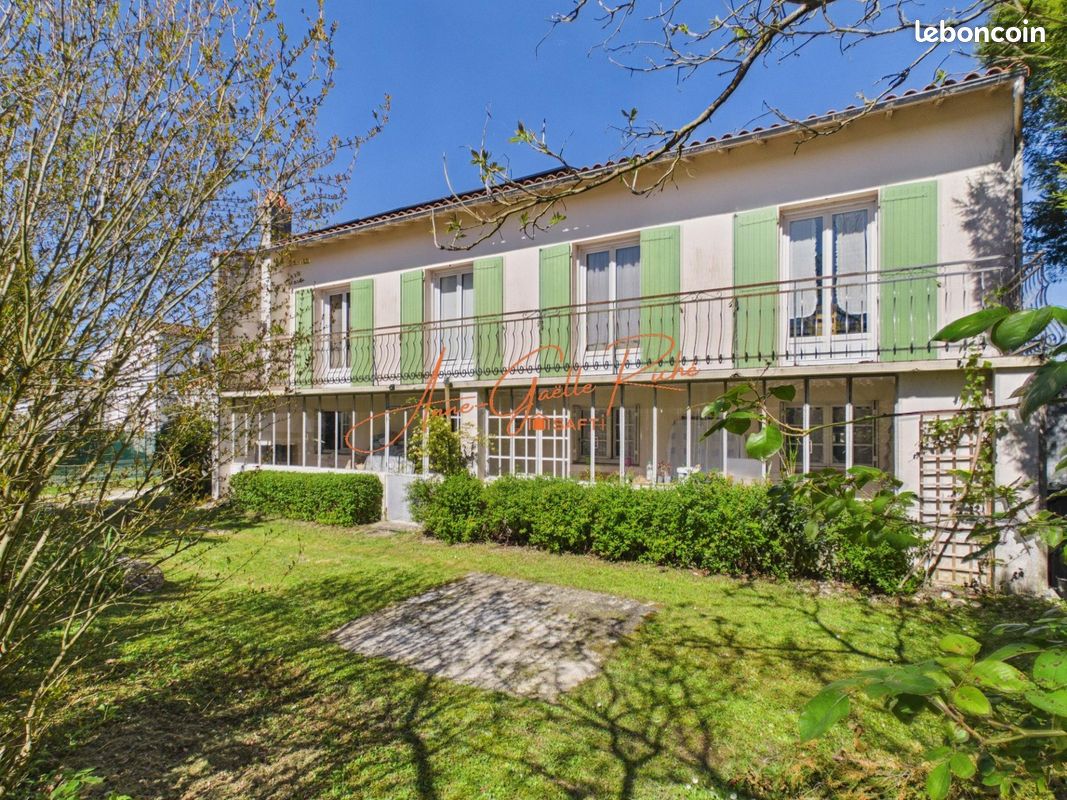 Maison 9 pièces 176 m² · à Saint-Georges-des-Coteaux · 176 m² · 311 000 €
