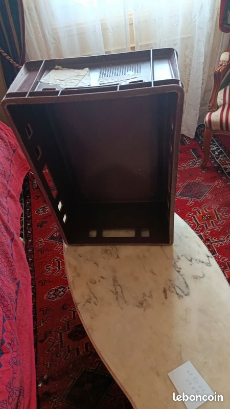 Vend caisse plastique excellent état prix 15 euros dimensions 0.60x0.40x0.20sur lourdes (image 1)