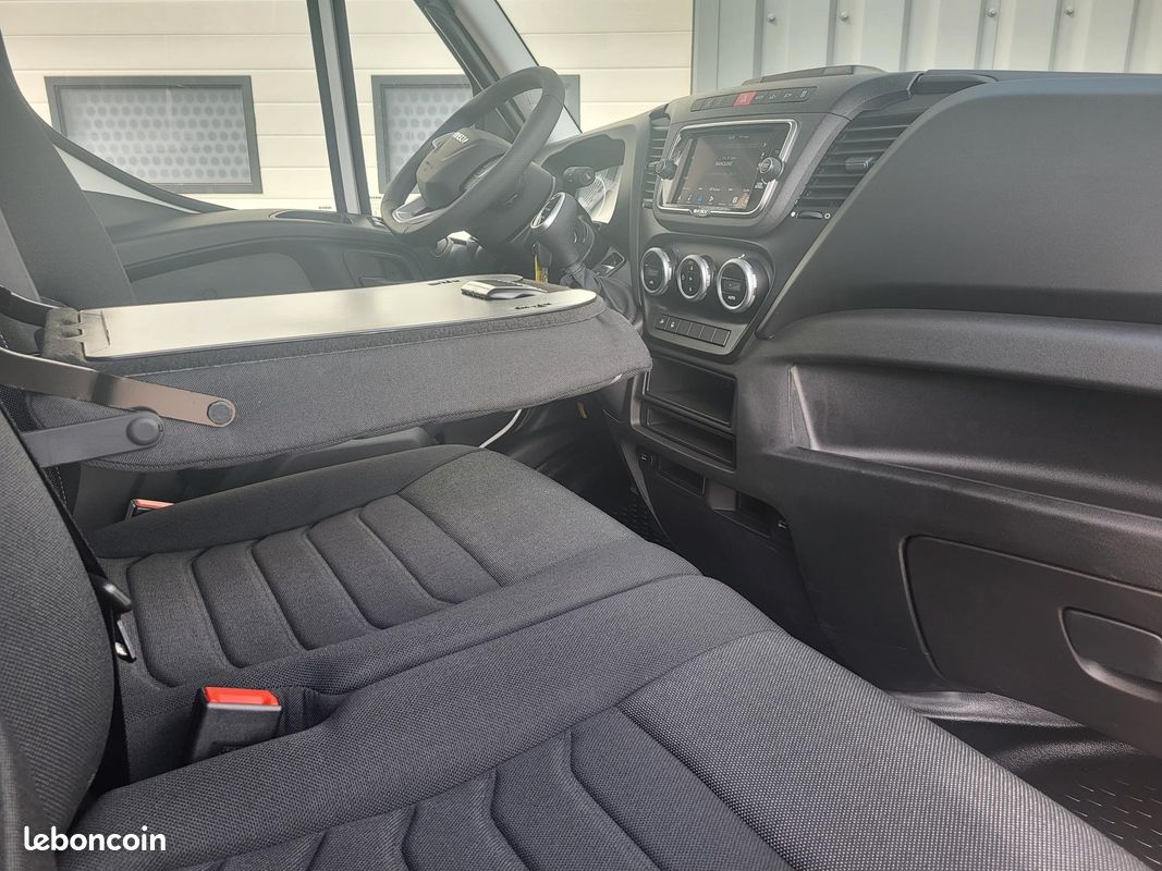 IVECO DAILY 35S18 HA8 V16 FOURGON PACK ÉVOLUTION CABINE APPROFONDIE FIXE 07 PLACES NEUF avec ATTELAGE + CAMÉRA + PROJECTEURS FULL LED / MOTEUR 3 LITRES / SANS CONTRAINTES GSR2 ( Prix Vente 49 990 HT ) (image 13)
