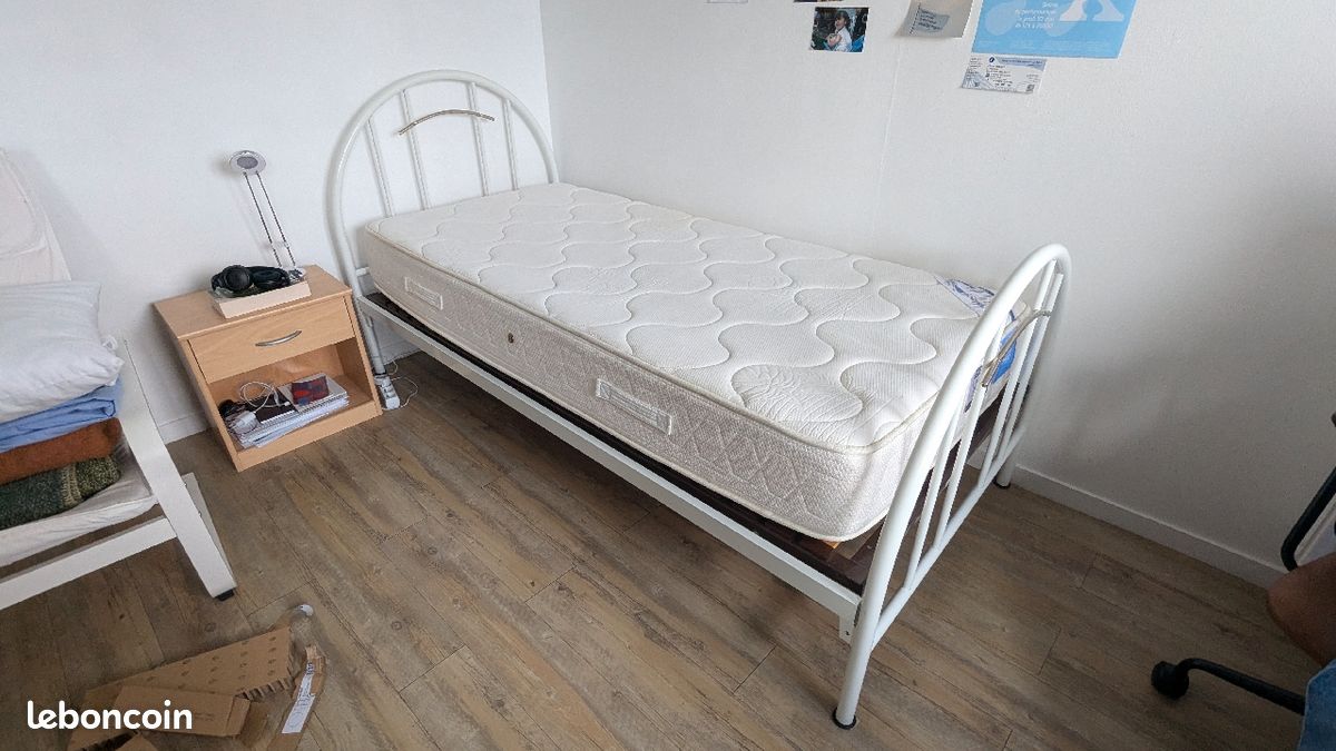 Lit avec sommier et matelas (image 1)