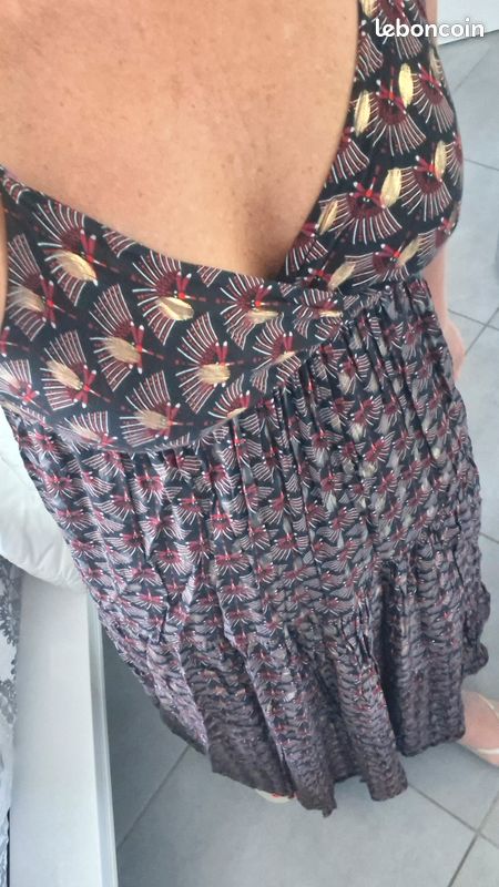 Robe longue imprimée noire rouge et dorée (image 4)