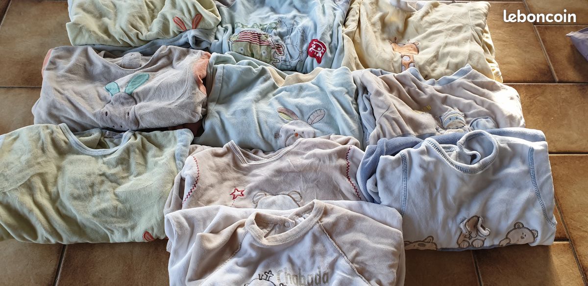 Pyjamas et bodies 3 ans F33 (image 1)