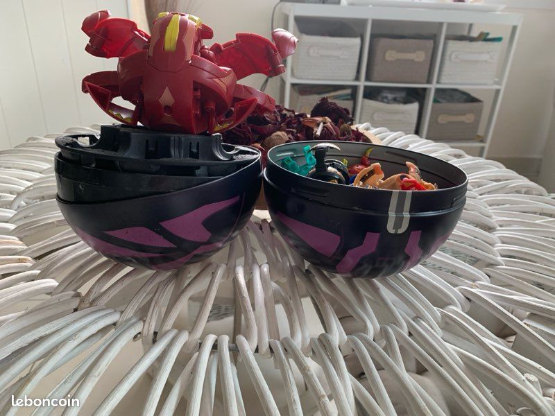 Grand lot Bakugan boules de différentes tailles cartes et boules xl de rangement (image 10)