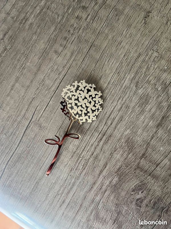 Broche En Argent – Modèle Joli Et Discret, Occasion En Bon état – Accessoire Vintage Pour Personnaliser Tes Vestes Ou écharpes