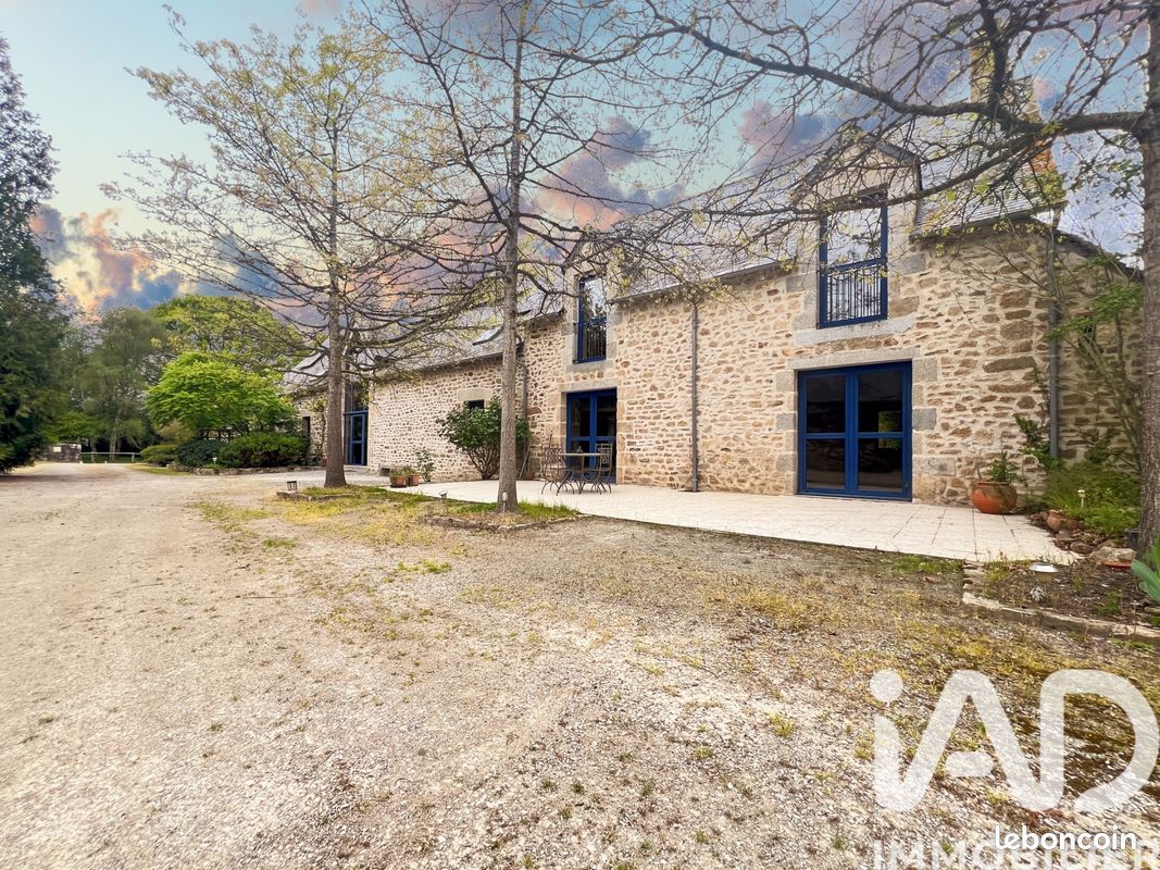 Maison 7 pièces 356 m² · à Évron · 356 m² · 412 000 €