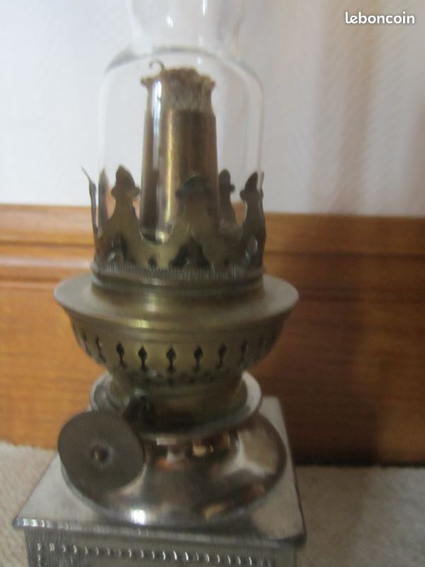 Lampe à pétrole ancienne en métal embouti carré (image 4)