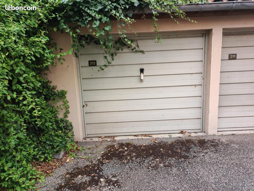 Parking 12 m² · au Chambon-Feugerolles · 12 m² · 72 €/mois