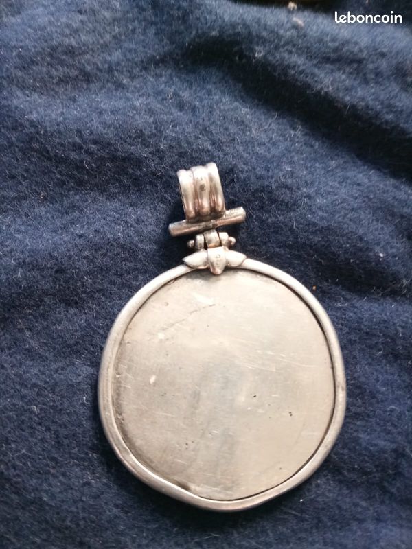Pendentif Ancien En Bronze Signé Irland - Breloque Ovale Style âge Du Bronze - Longueur 5.5 Cm