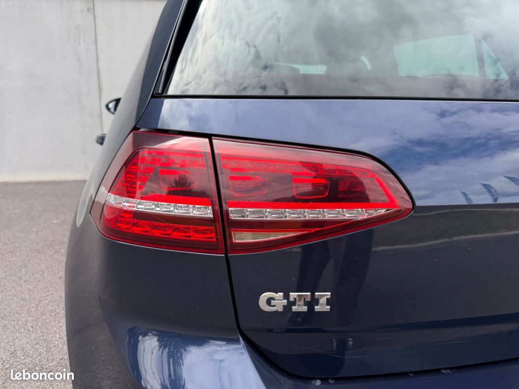 VOLKSWAGEN GOLF 7 GTI 2.0 TSI 220ch DSG6 - Sièges Chauffants / Carnet d'entretien - (image 42)