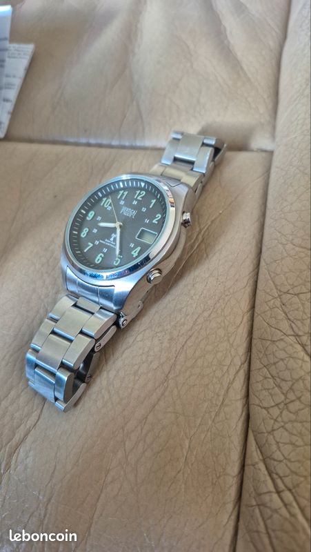 Montre Vertical Paris – Neuve, Jamais Portée, Avec Boîte Et Pile Neuve – Cadran Argenté, Bracelet Cuir Noir