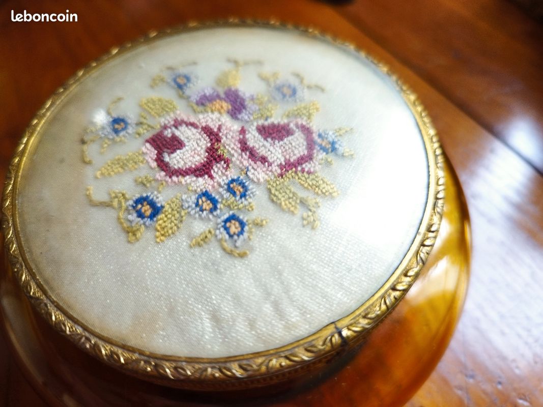 Ancienne Boite coffret ou bonbonnière en Verre Médaillon broderie fleur-Laiton (image 1)