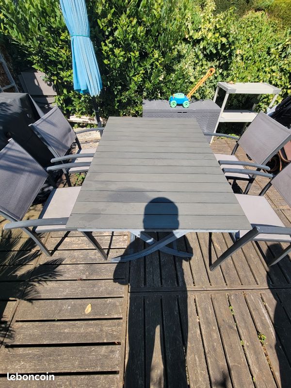 Table de jardin et chaise (image 1)