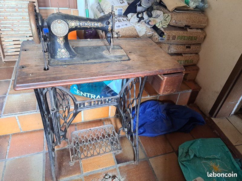 Machine à coudre sur meuble en bois (image 2)
