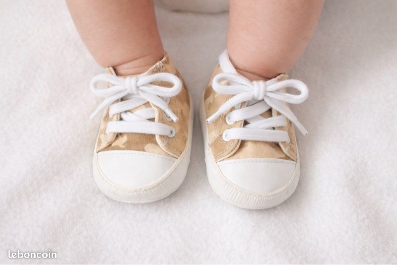#Chaussures / adorables baskets bébé en toile taille 0/6 mois (16/17) (image 1)