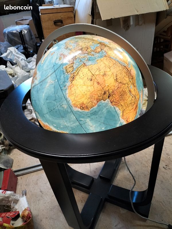 Globe sur pied lumineux (image 1)