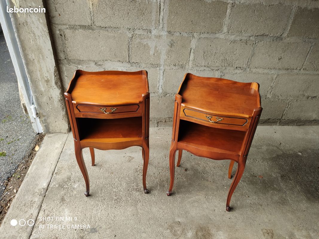 Bobby : Table de chevet en bois foncé vintage - 29 € - Bon état