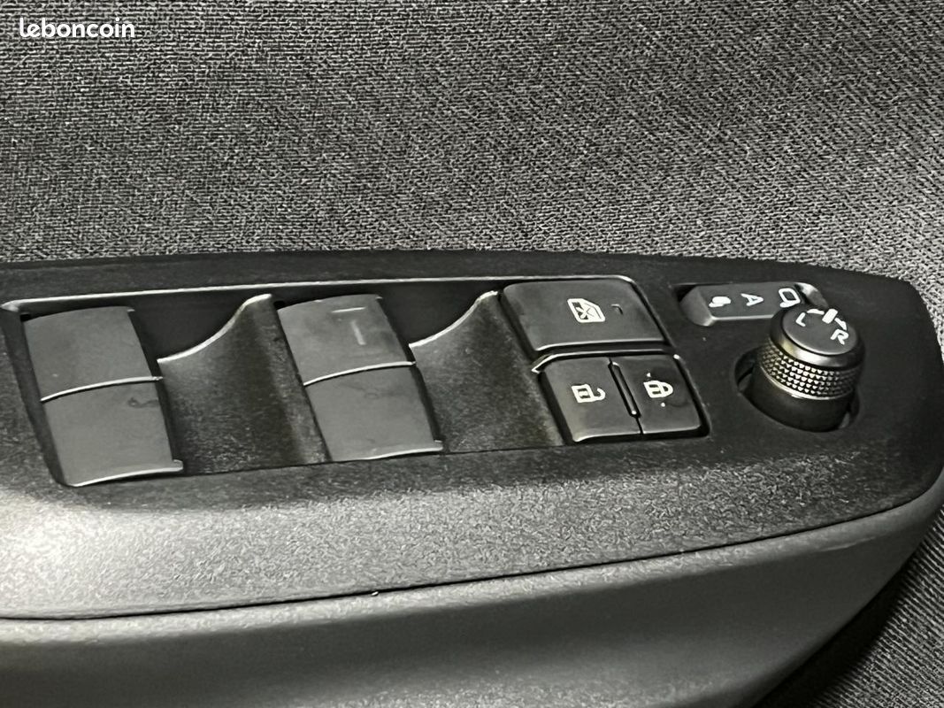 TOYOTA YARIS CROSS Hybrid 130h - BV CVT AWD-i 4X4 Design pack cargo (image 7)