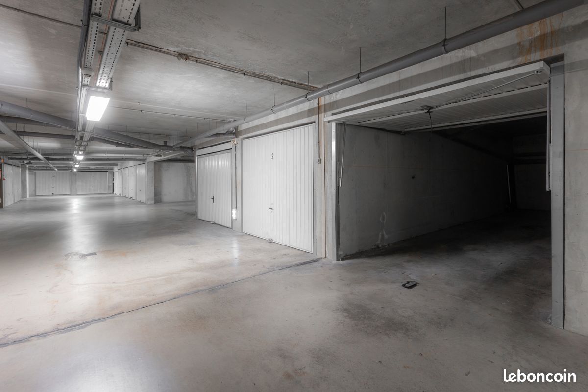 Garage fermé 15m2 résidence sécurisée Secteur Saint Barnabé/La Fourragère (image 1)