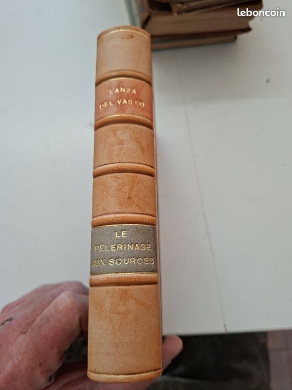 2549: Lanza del Vasto Le pelerinage aux sources edition Denoel reliure demi cuir (image 1)
