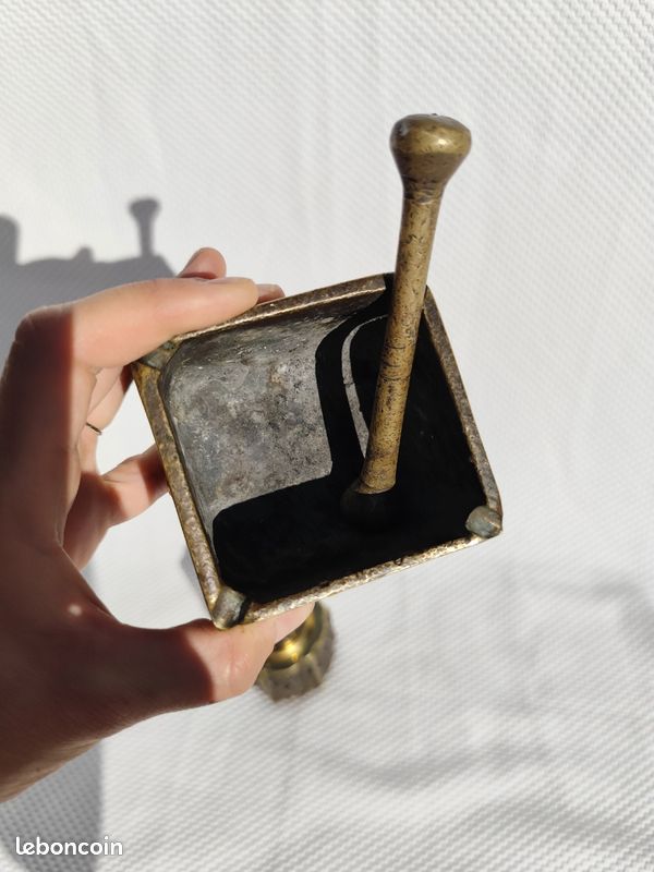 Ensemble ancien en laiton massif briquet de table et cendrier gothique – Modèle déposé France – pièce de collection (image 6)